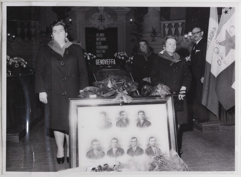 Gattatico-Reggio Emilia, 27-30 marzo 1970, Funerali di Alcide Cervi, camera ardente di Alcide nella Sala del Tricolore di Reggio Emilia, picchetto d'onore